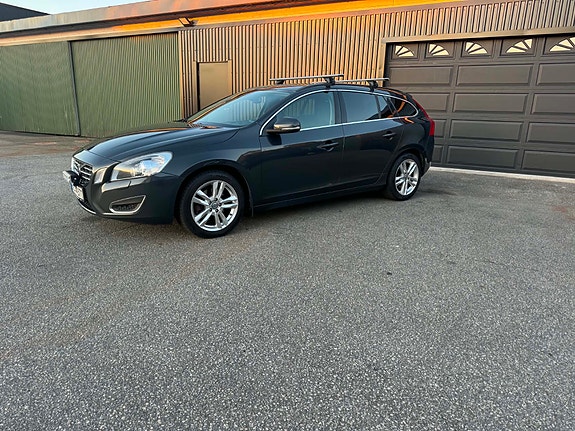 Volvo V60 2 of 30