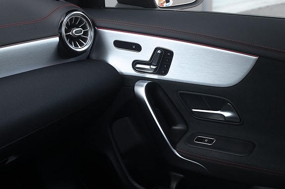 Mercedes-Benz CLA200 28 of 30