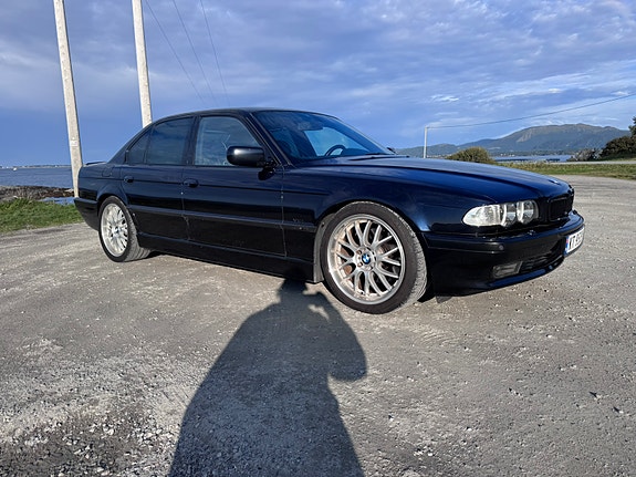BMW 750i 3 of 30
