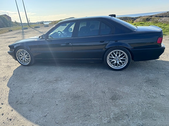 BMW 750i 10 of 30