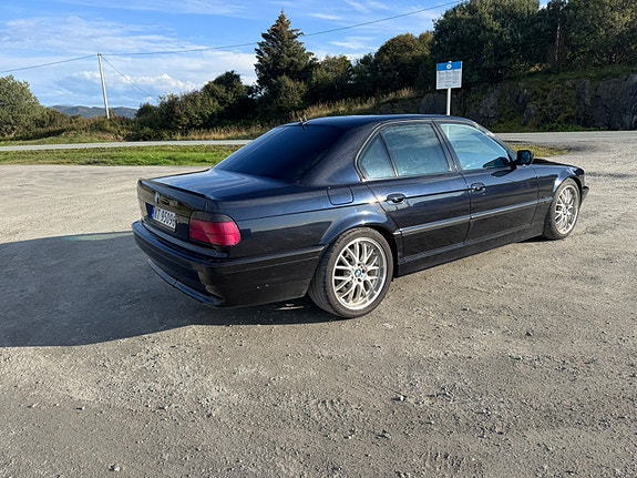 BMW 750i 6 of 30