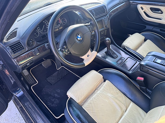 BMW 750i 12 of 30