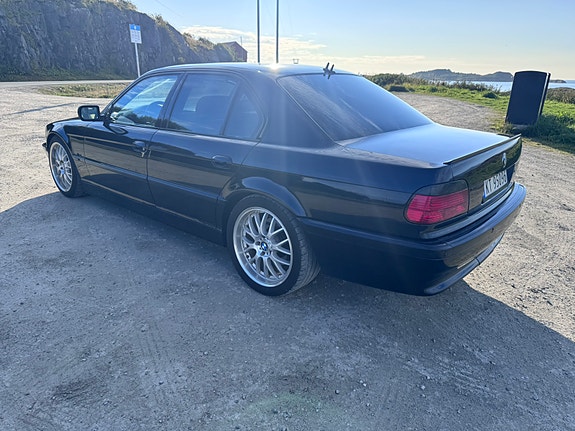 BMW 750i 9 of 30