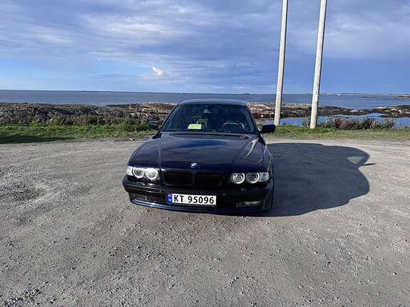 BMW 750i 2 of 30