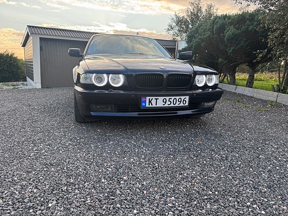 BMW 750i 27 of 30
