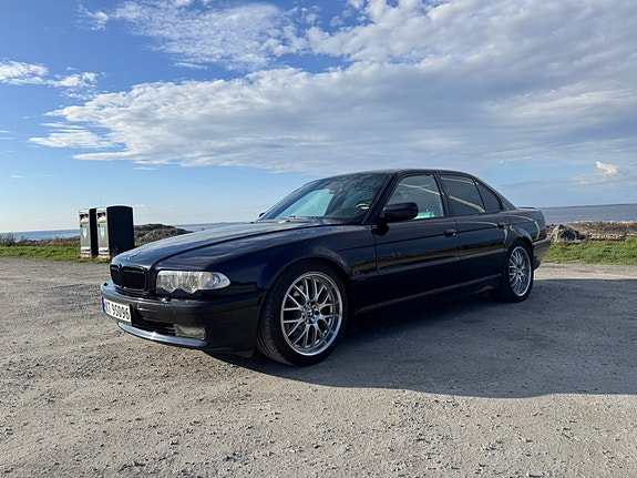 BMW 750i 4 of 30