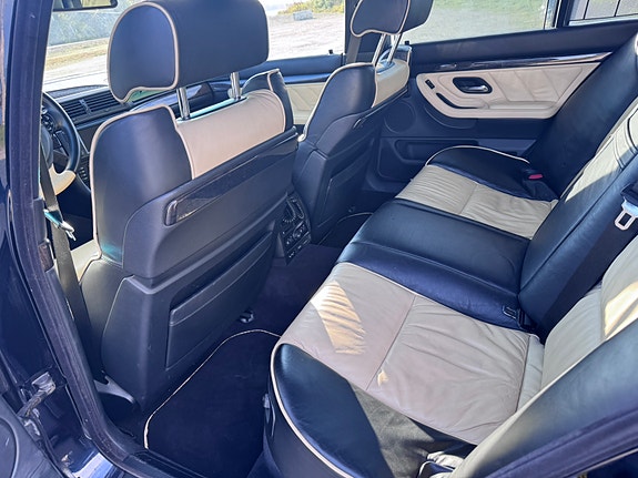 BMW 750i 16 of 30