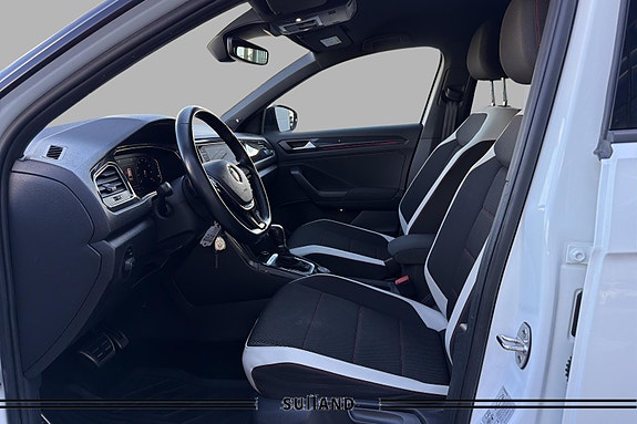 Volkswagen T-Roc 11 of 26