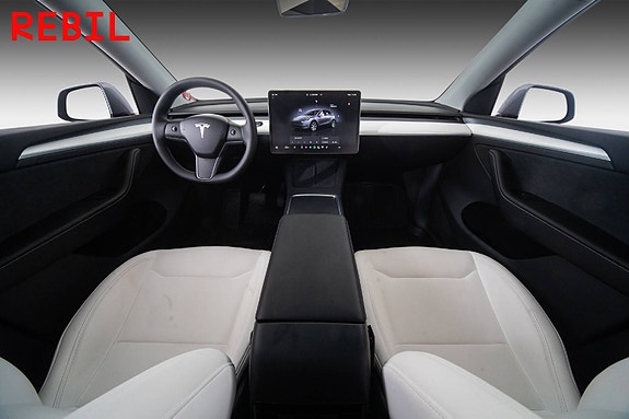 Tesla Model Y 11 of 27