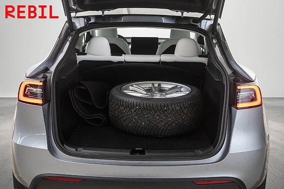 Tesla Model Y 25 of 27