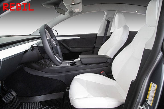 Tesla Model Y 9 of 27
