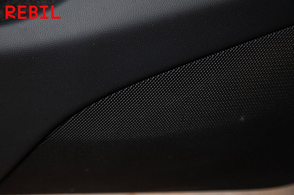 Tesla Model Y 20 of 27