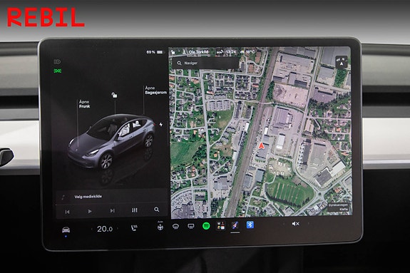 Tesla Model Y 15 of 27