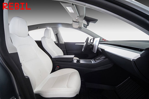 Tesla Model Y 23 of 27