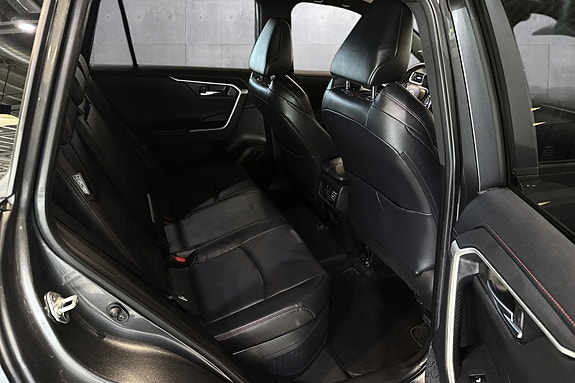 Toyota RAV4 Plug-in Hybrid 17 of 23