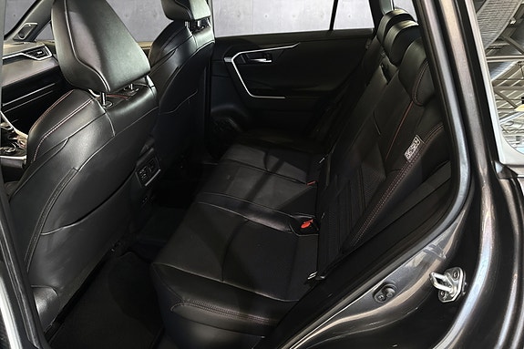 Toyota RAV4 Plug-in Hybrid 16 of 23