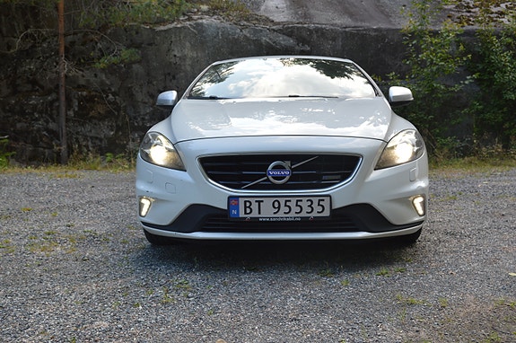 Volvo V40 2 of 22