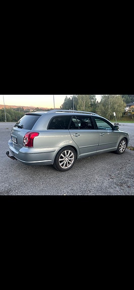 Toyota Avensis 2 of 10