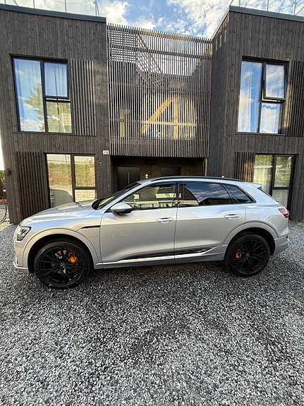 Audi e-tron 4 of 30