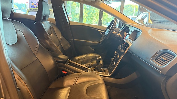 Volvo V40 Cross Country 21 of 26