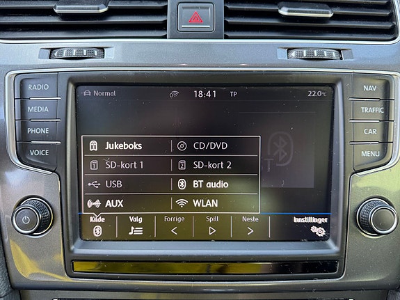 Volkswagen e-Golf VII 28 of 30