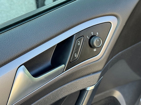 Volkswagen e-Golf VII 10 of 30