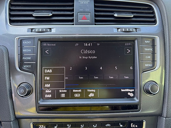Volkswagen e-Golf VII 26 of 30