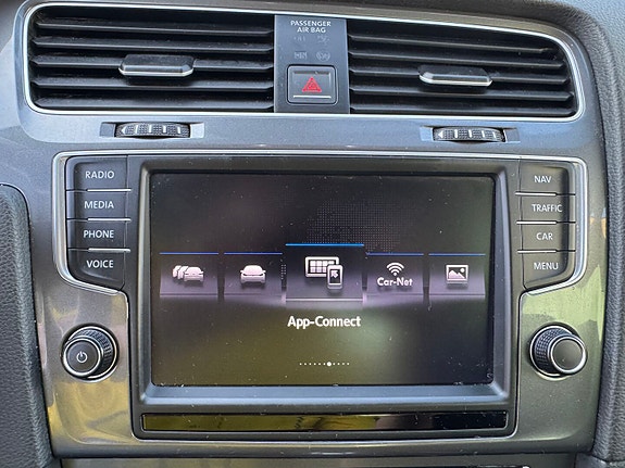 Volkswagen e-Golf VII 27 of 30
