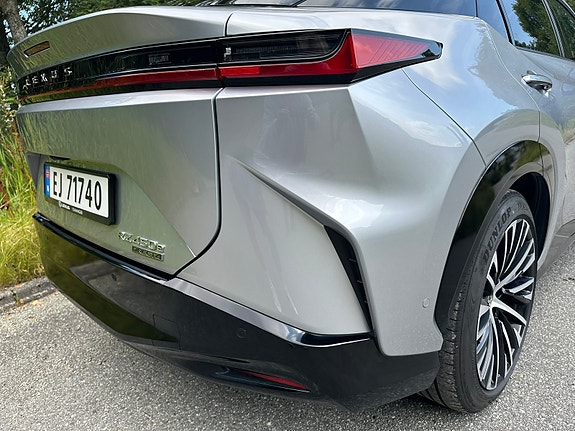 Lexus RZ450e 10 of 24