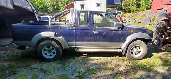 Nissan King Cab 2 of 6