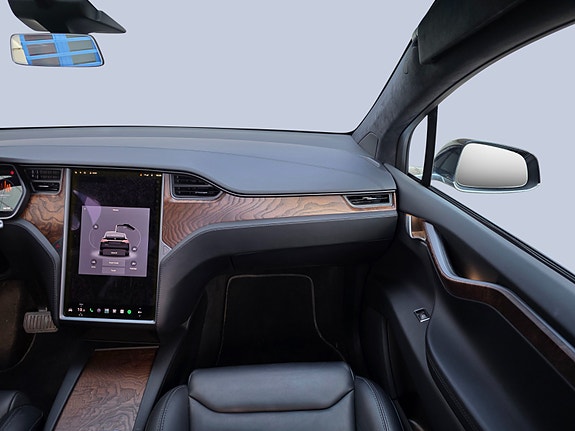 Tesla Model X 16 of 26