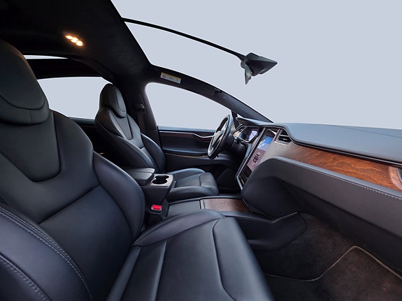 Tesla Model X 10 of 26