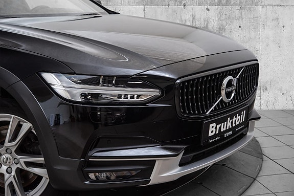 Volvo V90 Cross Country 2 of 30