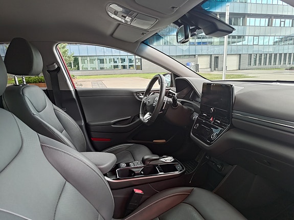 Hyundai IONIQ 13 of 16