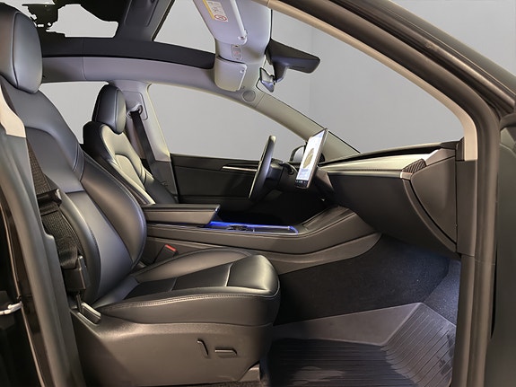 Tesla Model Y 10 of 13