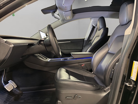 Tesla Model Y 9 of 13
