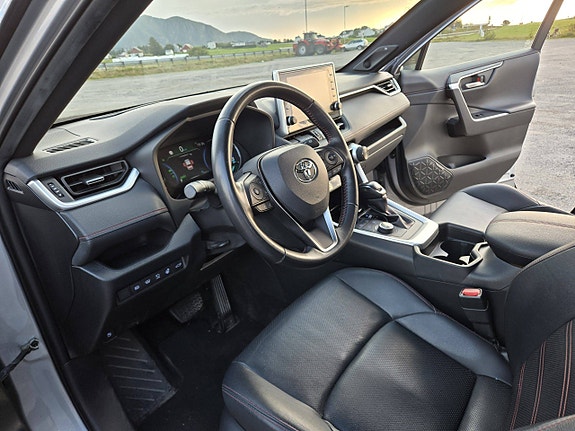 Toyota RAV4 Plug-in Hybrid 19 of 30