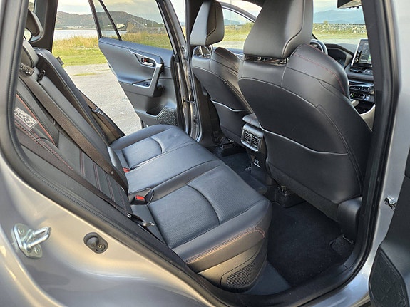 Toyota RAV4 Plug-in Hybrid 10 of 30