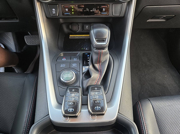 Toyota RAV4 Plug-in Hybrid 16 of 30