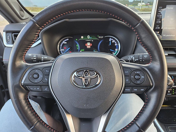 Toyota RAV4 Plug-in Hybrid 18 of 30
