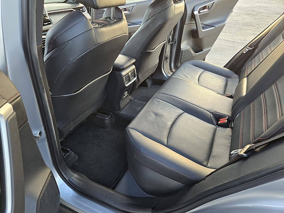 Toyota RAV4 Plug-in Hybrid 11 of 30