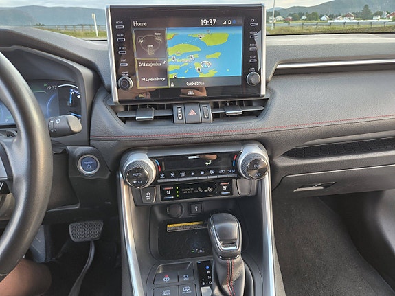 Toyota RAV4 Plug-in Hybrid 17 of 30
