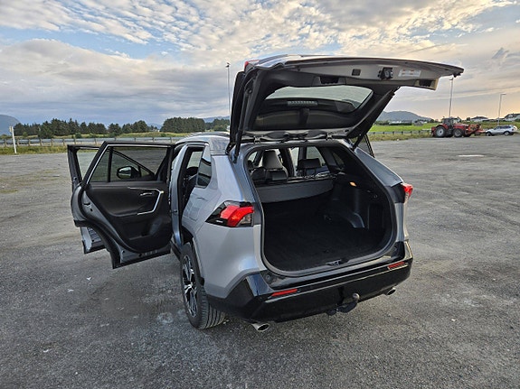 Toyota RAV4 Plug-in Hybrid 29 of 30