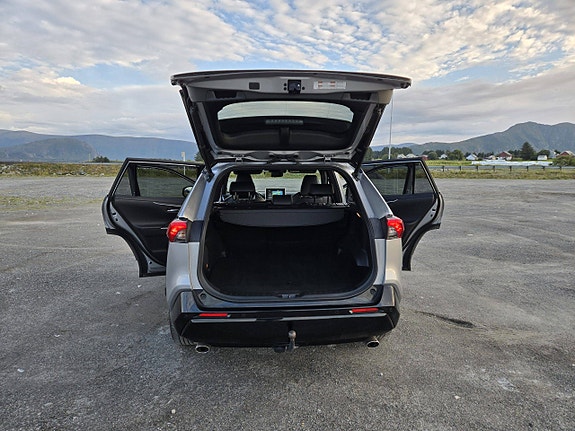 Toyota RAV4 Plug-in Hybrid 28 of 30