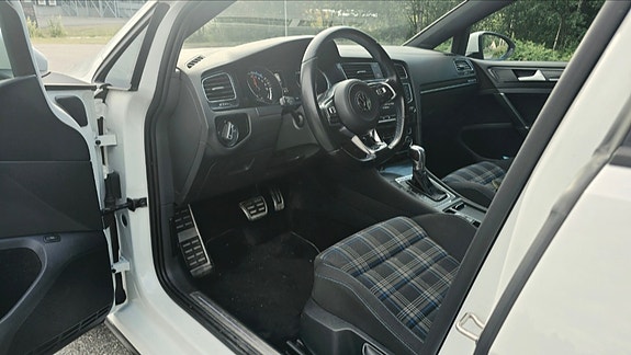 Volkswagen Golf VII 21 of 30