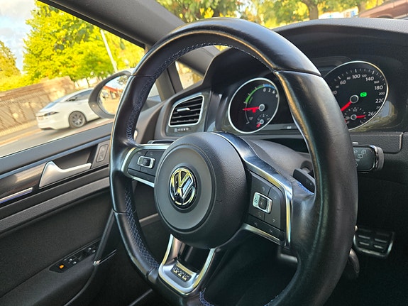 Volkswagen Golf VII 24 of 30
