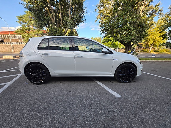 Volkswagen Golf VII 11 of 30
