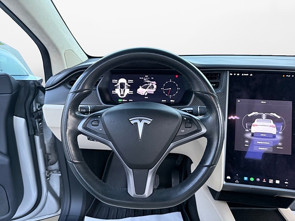 Tesla Model X 16 of 26