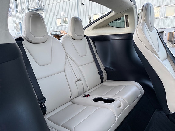 Tesla Model X 24 of 26