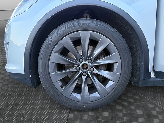 Tesla Model X 10 of 26